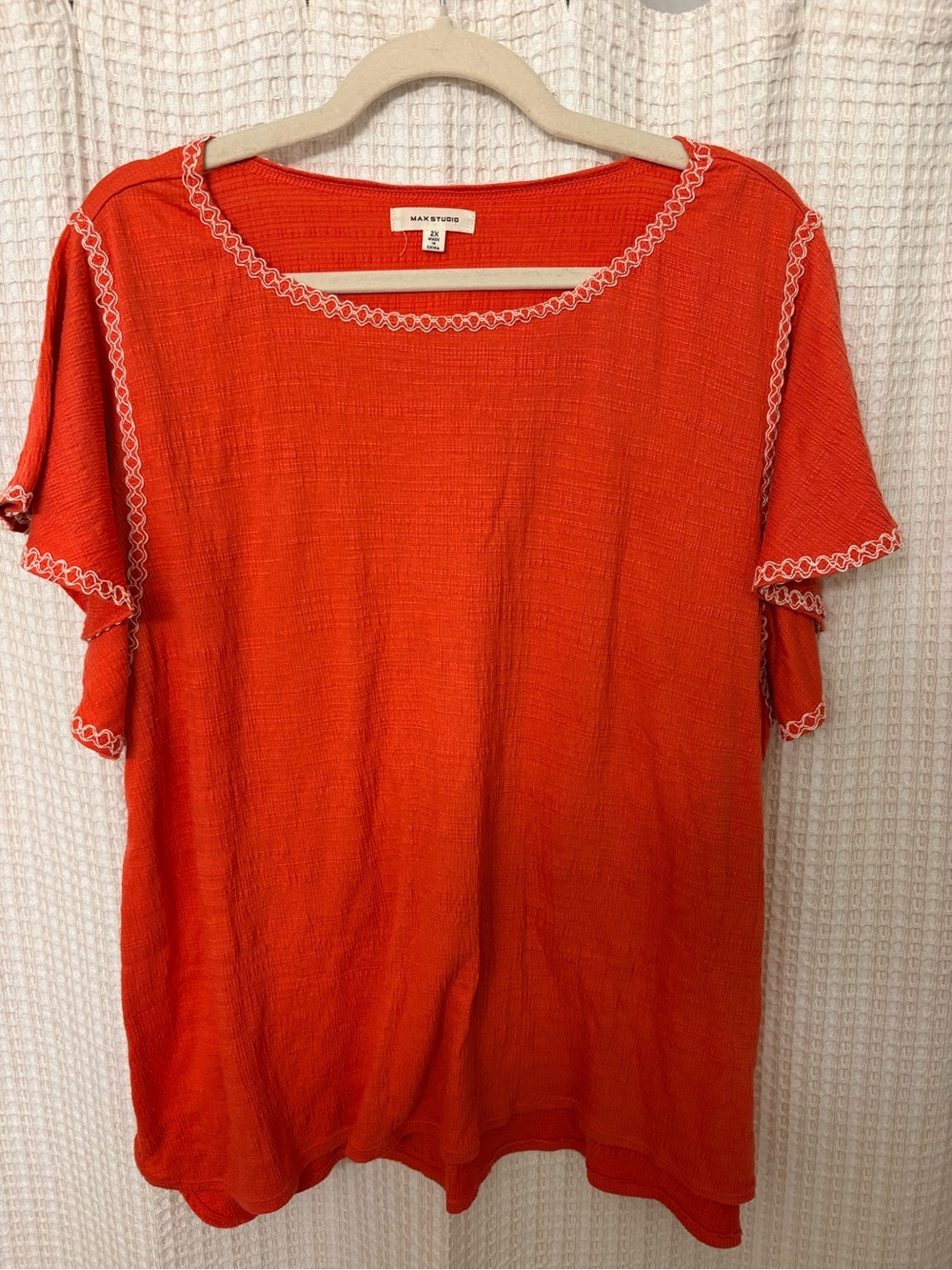 Max Studio Peach Short Sleeve Scoop Neck Top with White Loop Trim